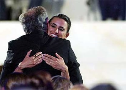 Penélope Cruz abraza a Steven Spielberg, anoche, tras recibir el premio a la mejor actriz.