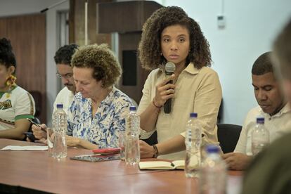 La gobernadora del Chocó, Nubia Carolina Córdoba, habla junto a Vera Grabe durante la mesa de diálogo en Quibdó.