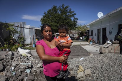 Alicia es madre de tres niños de seis, cuatro y un año. El día del terremoto dos cuartos de su casa se derrumbaron por completo, uno de ellos era la habitación de sus hijos. En la foto, con su hijo pequeño.