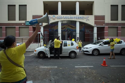 Protesta contra la falta de seguridad de los centros educativos en Sevilla, promovida por los colectivos Escuelas de Calor y Marea Verde Andaluza, este martes.