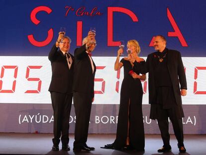 De izquierda a derecha: Boris Izaguirre, el doctor Bonaventura Clotet, Bel&eacute;n Rueda y Miguel Bos&eacute;, anoche en la Gala Sida.