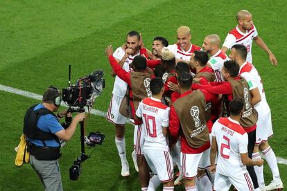 Khalid Boutaib celebra el primer gol con sus compañeros.