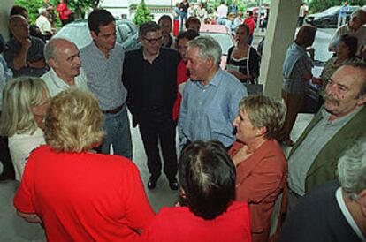 Jaime Larrinaga, en el centro, con camisa clara, conversa con asistentes a la misa que ofició ayer.