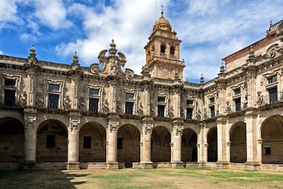 En un momento de 'El desorden que dejas' (Netflix), alguien dice que el IES Novariz, donde transcurre buena parte de la trama, es el instituto más bonito de Galicia. No le falta razón, a la vista de su arquitectura barroca, su piedra, sus claustros o su impresionante biblioteca forrada de madera noble. Solo que en realidad no se llama IES Novariz sino IES Celso Emilio Ferreiro (en la foto), y no se ubica en Novariz, que es un pueblo inventado, sino en el monasterio San Salvador de Celanova, a unos 25 kilómetros de el cañón del Sil o las termas romanas de Bande. Brumoso paisaje gallego para envolver un 'thriller' intenso.