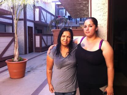 Patricia Armenta (a la derecha) y su madre, Marta Mendoza, el jueves en su casa de Reseda, California.