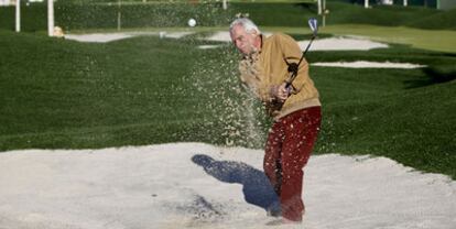 José Sancho, reciente cardenal Tarancón televisivo, practicando uno de los "deportes suaves" que le gustan.