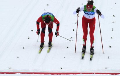 Justyna Kowalczyk y Marit Bjoergen cruzan la meta.