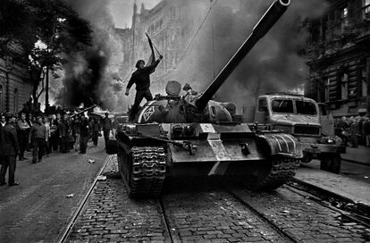 Un ciudadano de Praga sobre un tanque ruso en desafío durante la invasión rusa de Checoslovaquia en 1968.