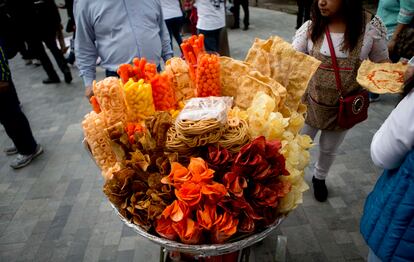 Comida callejera afuera de una escuela en Ciudad de México, en julio de 2016.