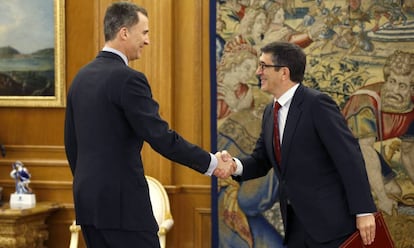 El rey Felipe VI recibe al presidente del Congreso, Patxi L&oacute;pez, el jueves.