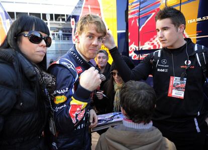 El actual campeón Sebastian Vettel hace un gesto mientras firma autógrafos en la segunda jornada de entrenamientos, el día 22 de febrero.