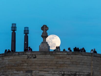 La luna, sobre el Puente de Piedra de Zaragoza, el 5 de abril.