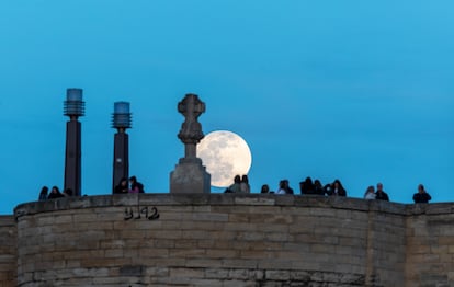 La luna, sobre el Puente de Piedra de Zaragoza, el 5 de abril.