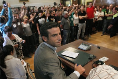 Carlos García es abroncado por partidarios de Bildu durante la constitución del pleno municipal.