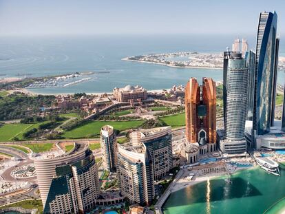 Vista aérea de varios rascacielos en Abu Dhabi.