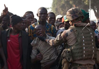 Un soldado francés trata de calmar a un niño. Al menos dos jóvenes resultaron heridos al pasar las tropas de Chad, durante una protesta frente al aeropuerto Mpoko en Bangui, República Centroafricana. Cientos de manifestantes se reunieron en la entrada del aeropuerto por con pancartas protestando contra las fuerzas chadianas y manifestando su apoyo a las tropas francesas y otras fuerzas regionales africanas.