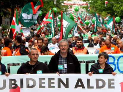 El secretario general de ELA, Txiki Muñoz, encabeza la manifestación del sindicato por el Primero de Mayo.