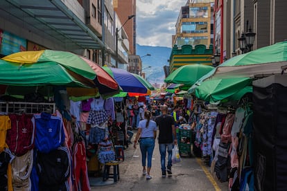 Peatones en un mercado callejero en Medellín, Colombia