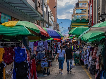 Peatones en un mercado callejero en Medellín, Colombia