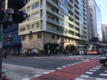 Dos encontros inspiradores de ruas icônicas de São Paulo, celebrados MPB adentro, o que mais faz algo acontecer no meu coração é o da Avenida Paulista com a Consolação. Ao redor dele está pintado o retrato dessa cidade: o trânsito caótico dos carros com a paz de quem vai de bicicleta pelas ciclovias, os edifícios residenciais misturados com os prédios comerciais, gente circulando atrasada para o trabalho e crianças falantes a caminho da escola... e mais. Nesse choque diário entre a Paulista e a Consolação, tão cheio de pressa, mas também de boa vida, há ainda o Belas Artes, um dos poucos cinemas de rua a ser defendido com unhas e dentes pelos paulistanos (que tão pouco defendem da sua cidade) e em breve haverá a nova casa do Instituto Cultural Moreira Salles. Sem falar nas vias em si, as da Paulista reservada aos de a pé todos os domingos e as da Consolação sustentando passeatas e protestos quando os carros cedem a vez. Uma São Paulo pulsante, não meramente estressante.