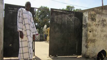Lamine Sonko en la puerta de su casa en Kanifing, Banjul.