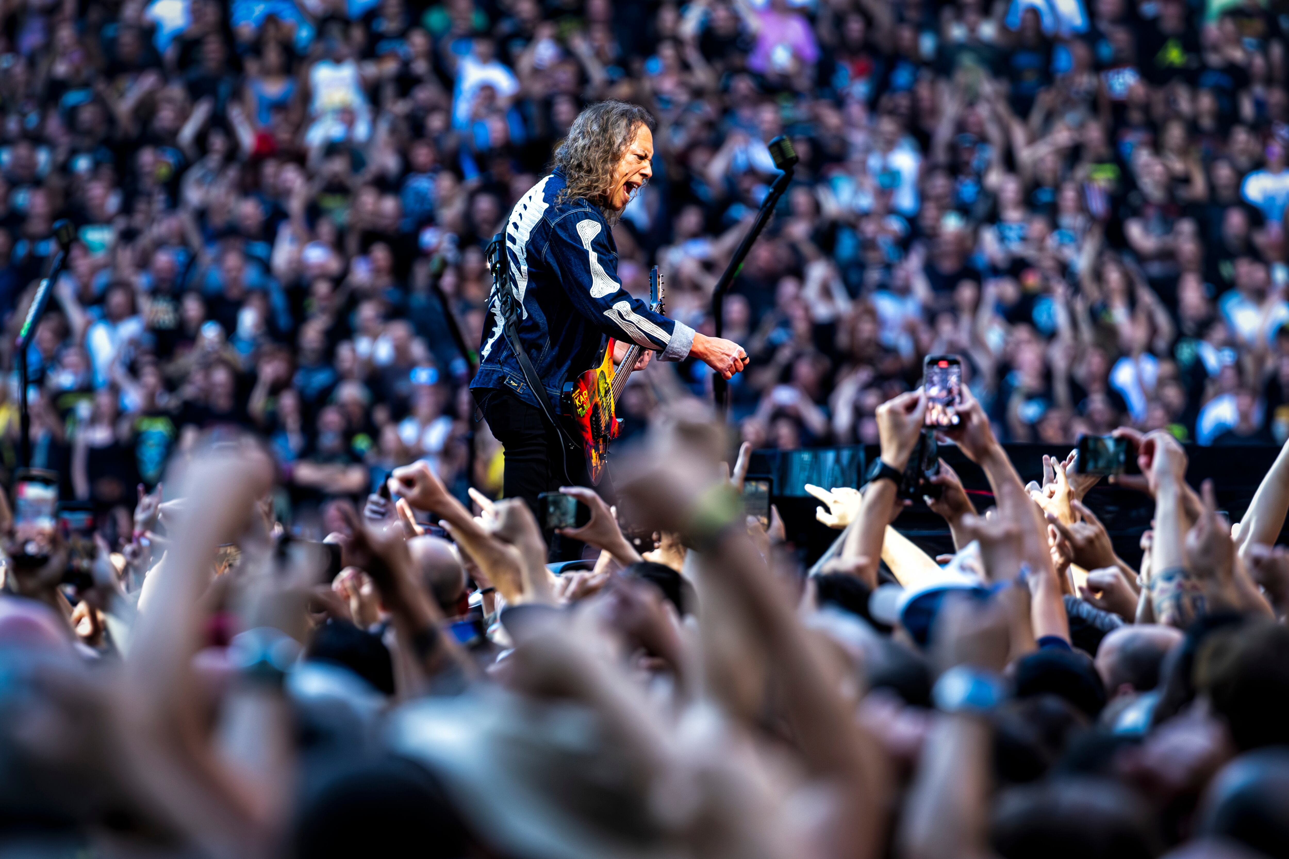 Kirk Hammett saludando al público que llenó el Metropolitano: 65.000 personas. 