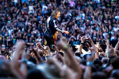 Kirk Hammett saludando al pblico que llen el Metropolitano: 65.000 personas. 