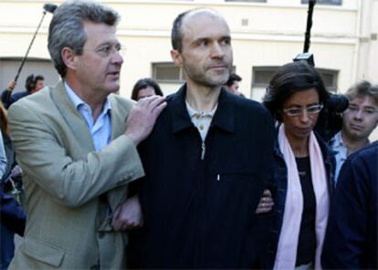 Alain Marecaux (dcha), uno de los inculpados, ayer a su llegada junto a su abogado al juzgado de Saint Omer.