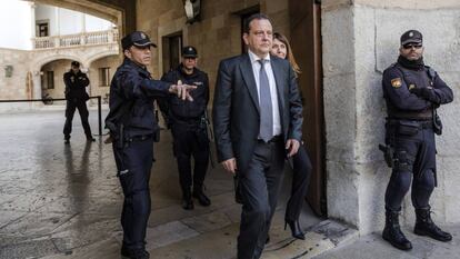 Pedro Horrach, fiscal del Caso Noos a su salida del Tribunal Superior de Justicia de Baleares tras recoger la sentencia.