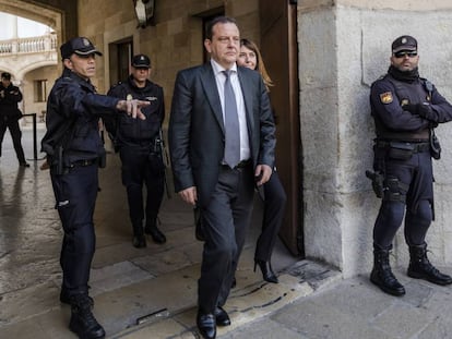 Pedro Horrach, fiscal del Caso Noos a su salida del Tribunal Superior de Justicia de Baleares tras recoger la sentencia.