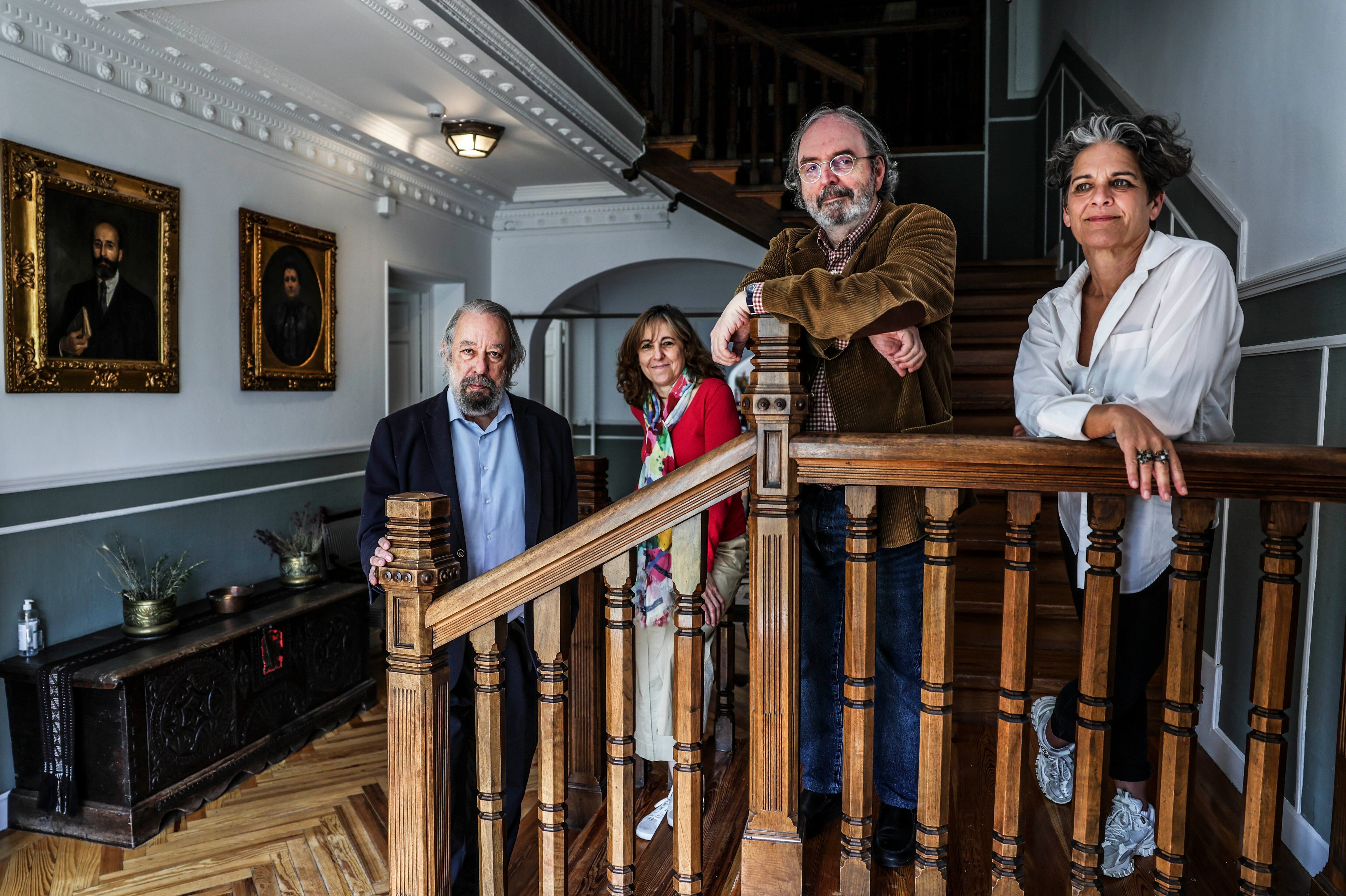 Desde la izquierda, el presidente de la Fundación Ramón Menéndez Pidal, Jesus Antonio Cid, la investigadora Susana Martín Zaforas, el escritor Jon Juaristi, patrono de la fundación, y Sara Catalán, bisnieta de Menéndez Pidal y Goyri y vicepresidenta de la fundación.