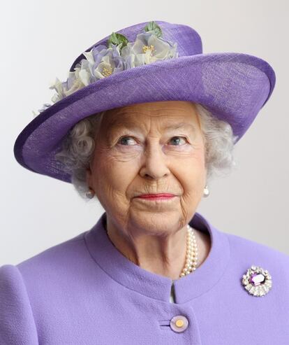 Retrato de Isabel II de Inglaterra realizado por Chris Jackson durante una visita de la soberana a un hospital en Stevenage, Inglaterra, el 14 de junio de  2012.