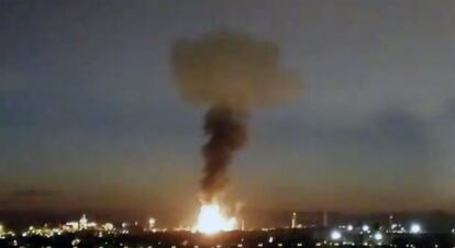 A large column of smoke caused by the explosion at the plant, which is run by the company Ethylene Oxide Industrial Chemicals (IQOXE) in the south of Tarragona.