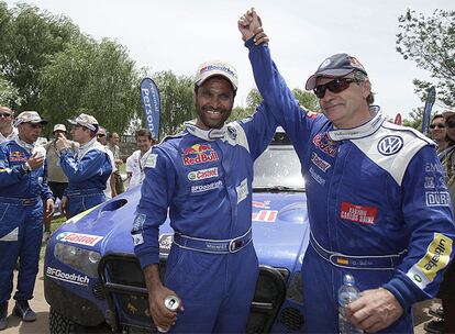 Nasser Al-Attiyah felicita a Carlos Sainz.