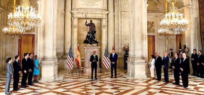 Barack Obama, junto a Felipe VI, en su visita oficial del pasado julio. Entre los presentes, los embajadores de ambos pa&iacute;ses, el espa&ntilde;ol Ram&oacute;n Gil-Casares y el estadounidense James Costos.