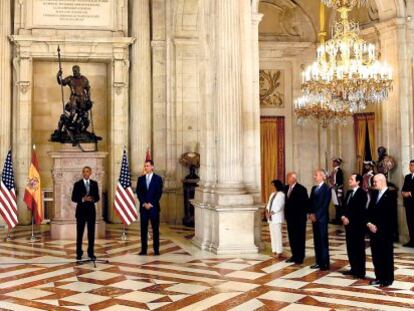 Barack Obama, junto a Felipe VI, en su visita oficial del pasado julio. Entre los presentes, los embajadores de ambos pa&iacute;ses, el espa&ntilde;ol Ram&oacute;n Gil-Casares y el estadounidense James Costos.