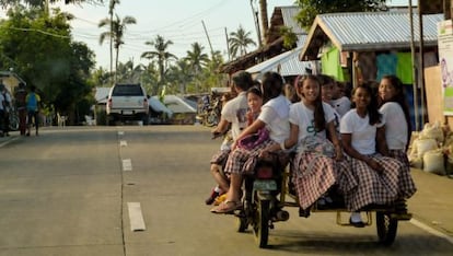 Unas niñas van a colegio en la isla de Samar (Filipinas), azotada por la tormenta Hagupit que dejó 18 fallecidos en diciembre de 2014.