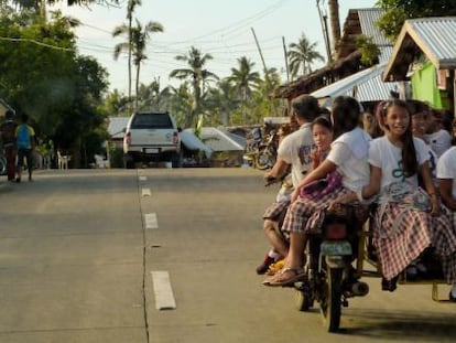 Unas niñas van a colegio en la isla de Samar (Filipinas), azotada por la tormenta Hagupit que dejó 18 fallecidos en diciembre de 2014.