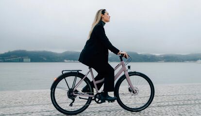 Chica utilizando la bici eléctrica Ampler Nova