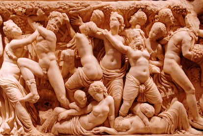 Sarcófago romano del siglo III d. C. esculpido con una escena de Dioniso. Procedente de Perge (Turquía), se expone en el Museo Arqueológico de Antalya.