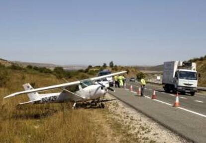 Una avioneta de instrucción de la Escuela de Bilbao se ha visto obligada a realizar un aterrizaje forzoso de emergencia en la AP-1, en la provincia de Burgos, al parecer por problemas de motor.