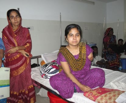 Laboni Khanom, que trabajaba en el Rana Plaza, junto a su madre en junio.