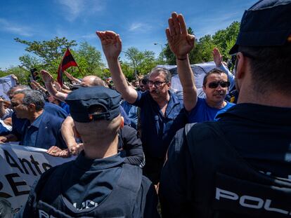 Manifestantes contra la exhumación de los restos de José Antonio Primo de Rivera.