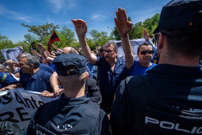 Manifestantes contra la exhumación de los restos de José Antonio Primo de Rivera.