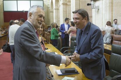 Luis Planas y José Antonio Griñán en el Parlamento el día después de anunciar que habrá primarias en Andalucía.