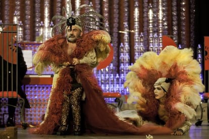 De izquierda a derecha, Emilio Gavira y Juan Ribó en un momento de 'La orquesta de señoritas'.