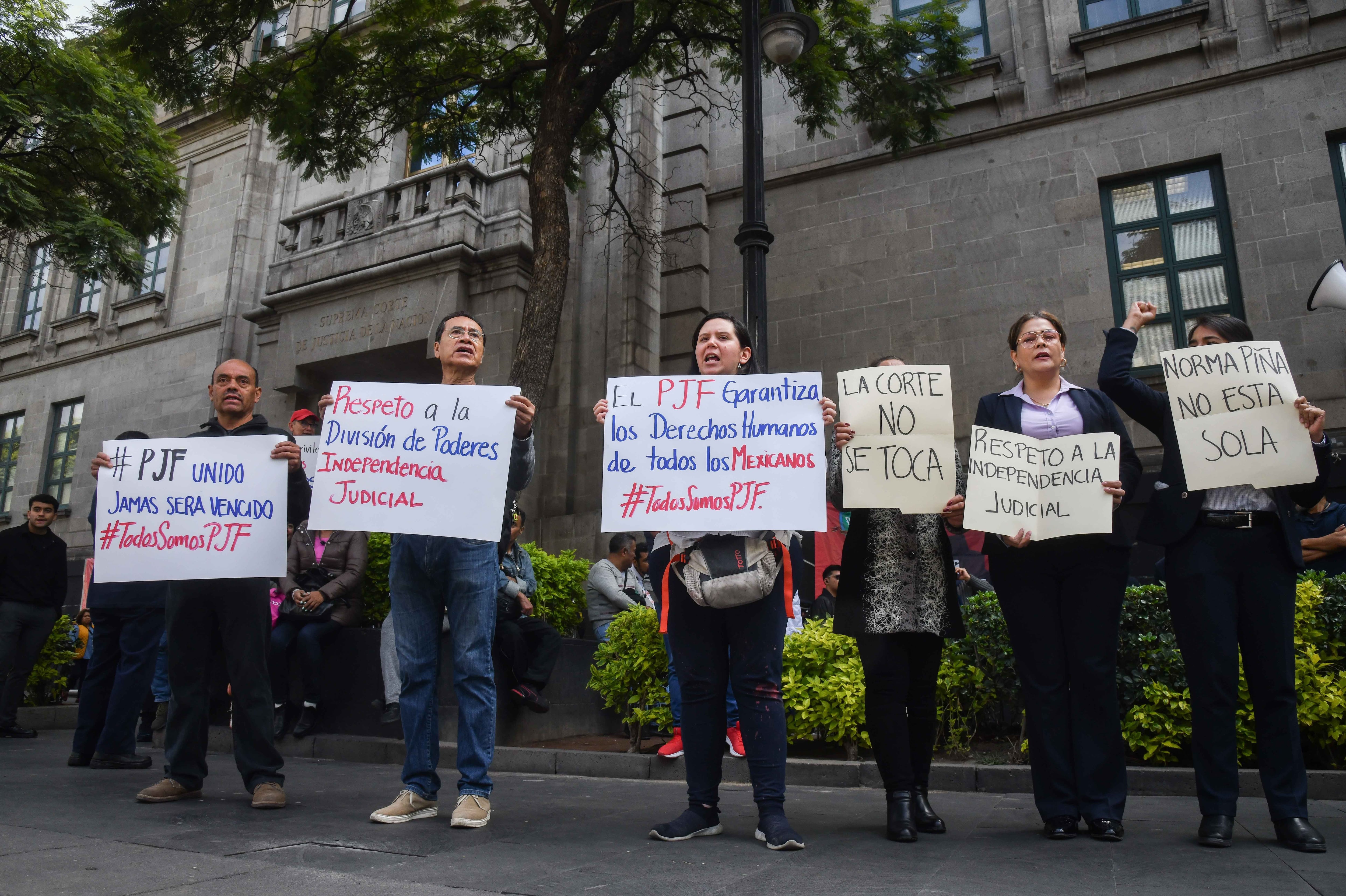 Integrantes de la primera sección del Sindicato de Trabajadores del Poder Judicial de la Federación protestan al exterior de la SCJN por la extinción de fideicomisos, en octubre de 2023. 