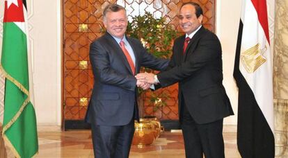 El presidente agipcio Al Sisi saluda al rey jordano Abdul&aacute;, en El Cairo, el pasado 26 de febrero.
