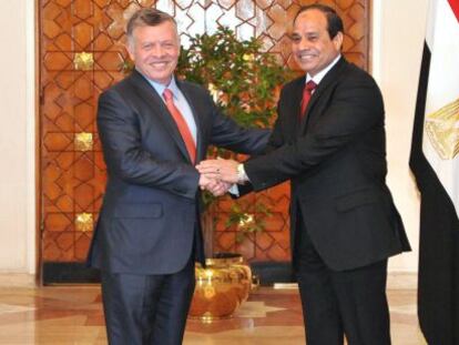 El presidente agipcio Al Sisi saluda al rey jordano Abdulá, en El Cairo, el pasado 26 de febrero.