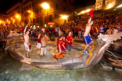 Aficionados españoles celebran en Roma la victoria de España.